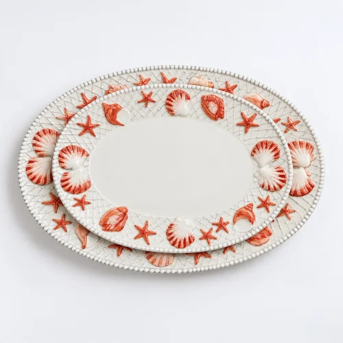 Kleine schaal rood schelpen
